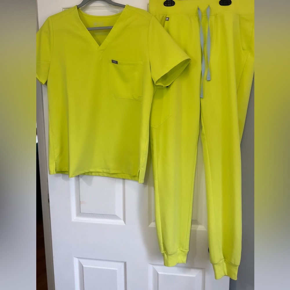 Figs womens size med/med tall citrine scrub top and Zamora jogger